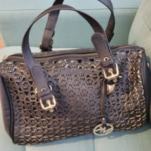 Black leather bag MK carved - Picture 2 of 3
